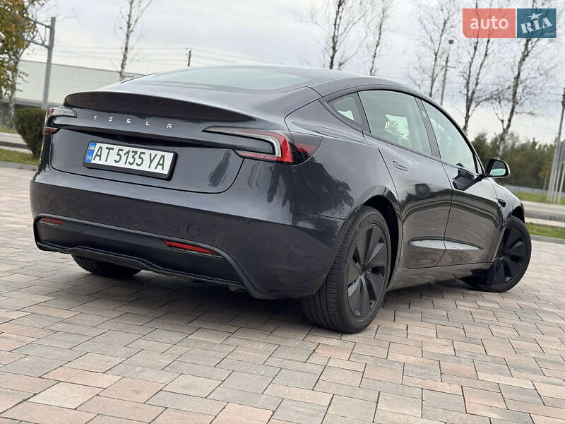 Седан Tesla Model 3 2024 в Івано-Франківську