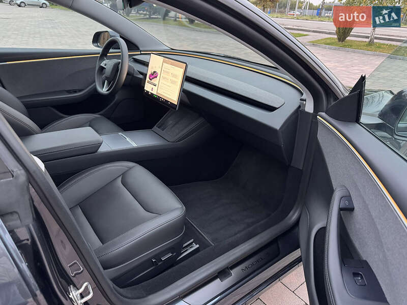 Седан Tesla Model 3 2024 в Івано-Франківську