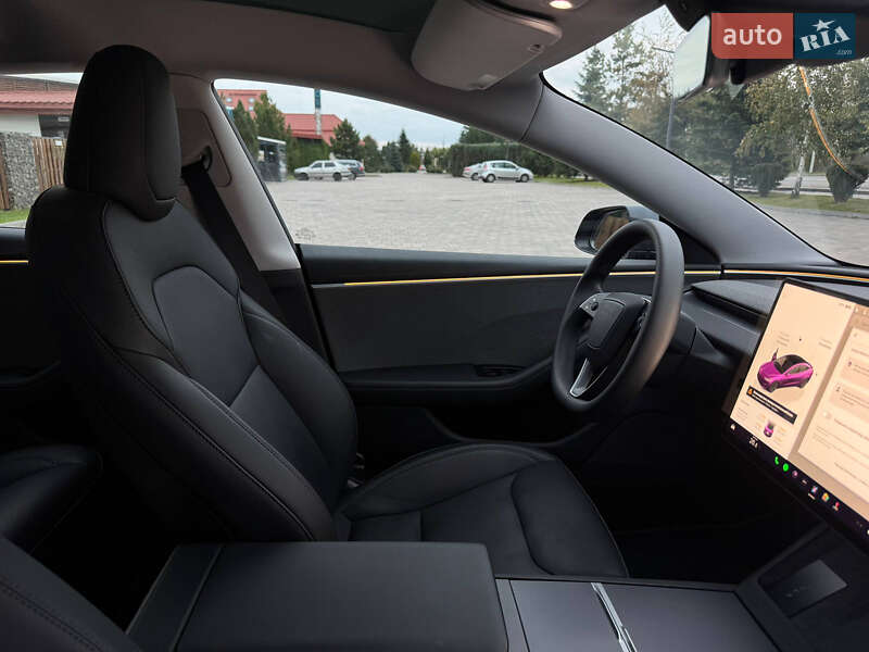 Седан Tesla Model 3 2024 в Івано-Франківську