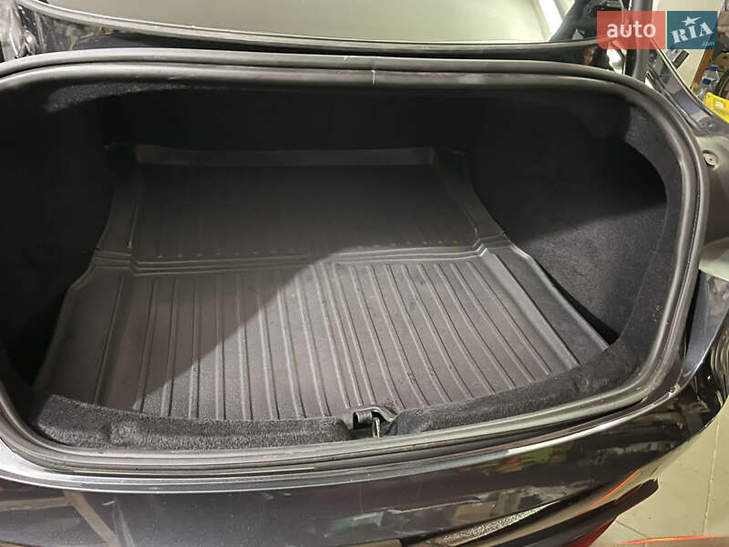 Седан Tesla Model 3 2025 в Бродах
