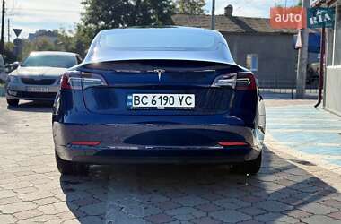 Седан Tesla Model 3 2022 в 