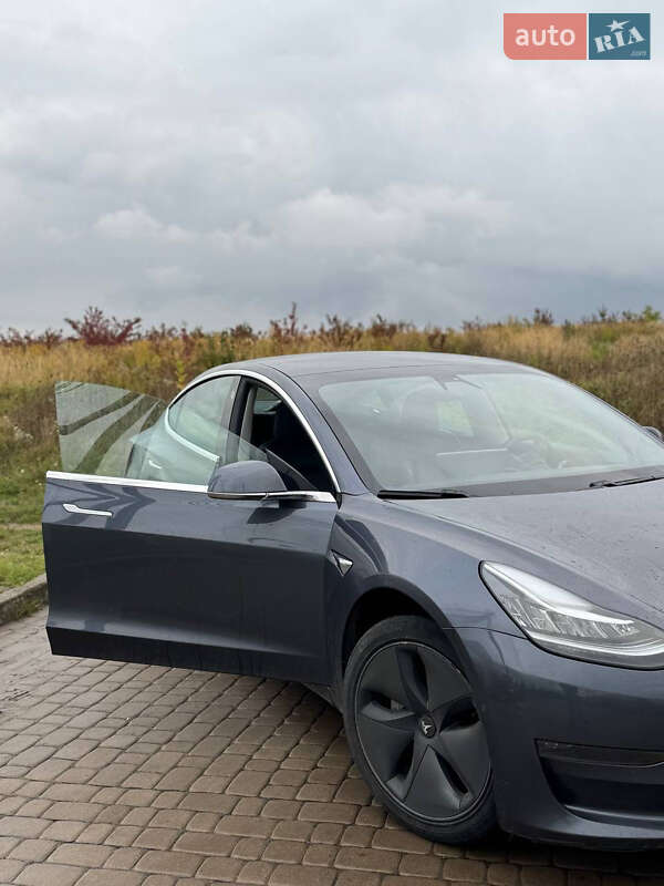 Седан Tesla Model 3 2020 в Рівному