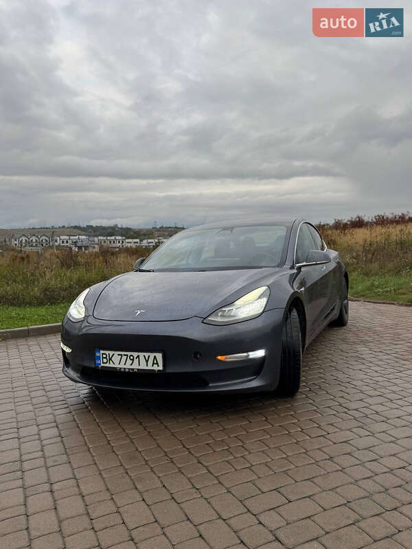Седан Tesla Model 3 2020 в Рівному