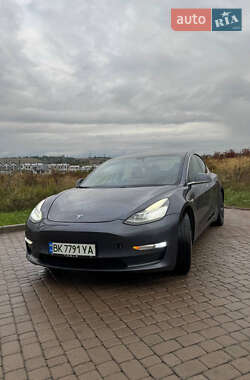 Седан Tesla Model 3 2020 в 
