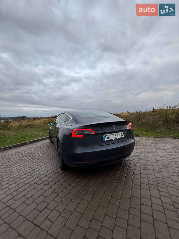 Седан Tesla Model 3 2020 в Рівному