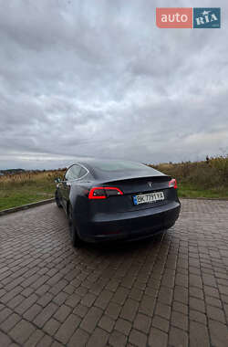 Седан Tesla Model 3 2020 в 