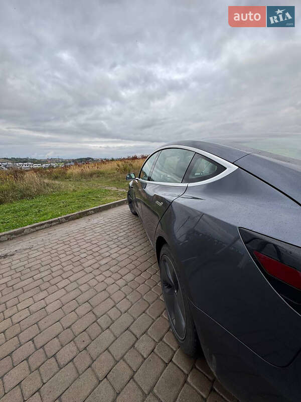 Седан Tesla Model 3 2020 в Рівному