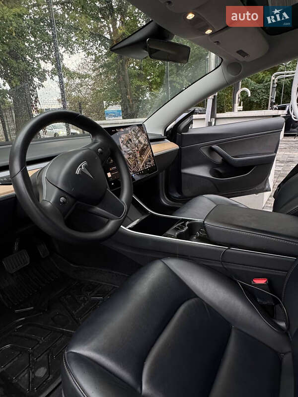 Седан Tesla Model 3 2020 в Рівному