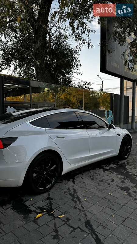 Седан Tesla Model 3 2020 в Івано-Франківську