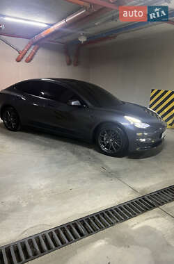 Седан Tesla Model 3 2023 в 