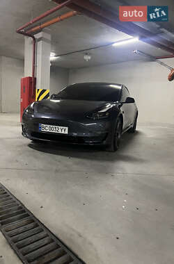 Седан Tesla Model 3 2023 в 