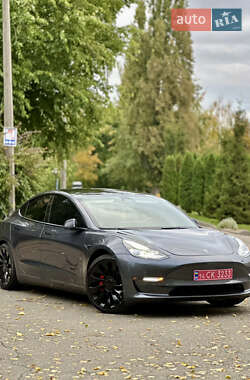 Седан Tesla Model 3 2022 в 