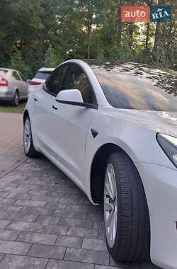 Седан Tesla Model 3 2022 в 