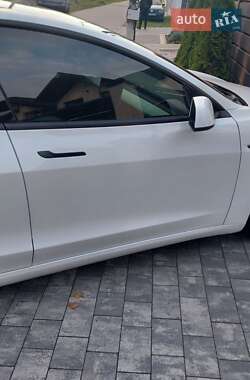 Седан Tesla Model 3 2022 в 