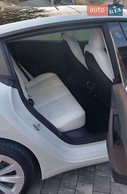 Седан Tesla Model 3 2022 в 