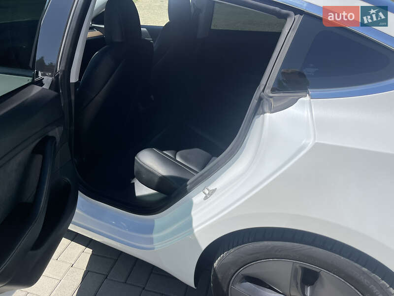 Седан Tesla Model 3 2020 в Самборі