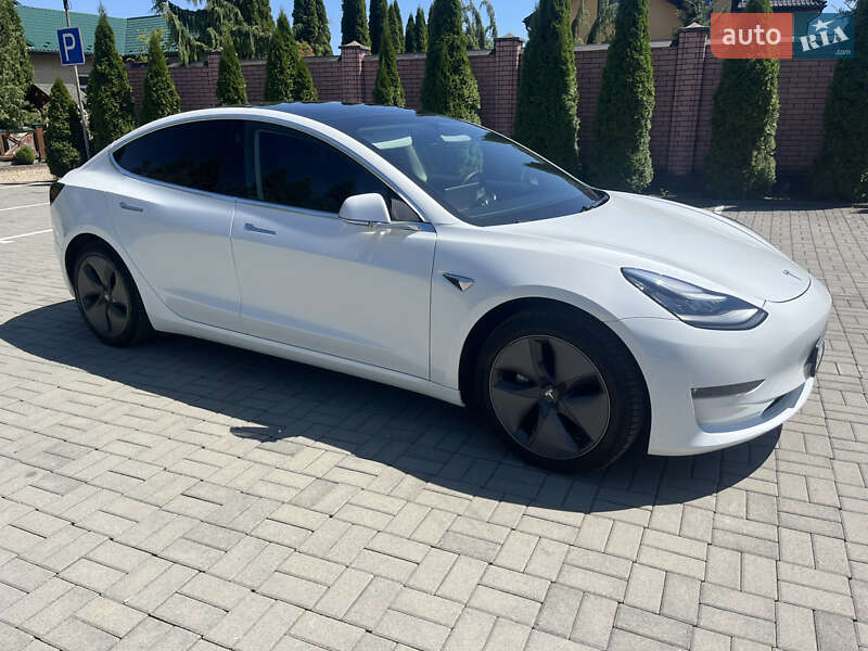 Седан Tesla Model 3 2020 в Самборі