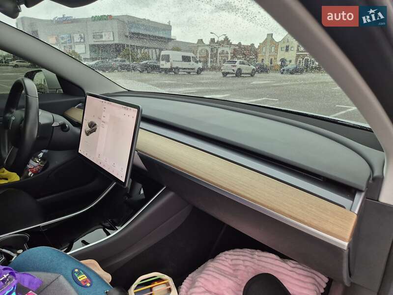 Седан Tesla Model 3 2018 в Києві