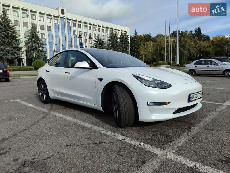 Седан Tesla Model 3 2022 в 