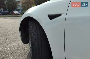 Седан Tesla Model 3 2022 в Ровно