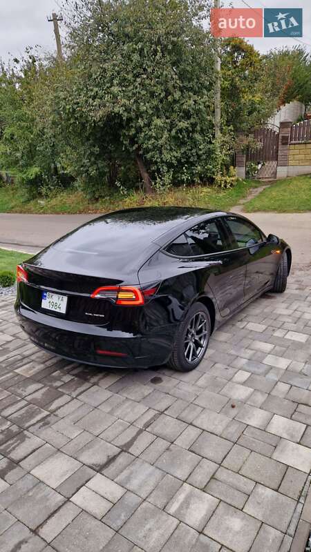 Седан Tesla Model 3 2021 в Ровно