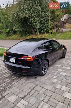 Седан Tesla Model 3 2021 в 