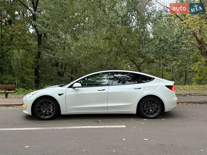 Седан Tesla Model 3 2021 в Києві