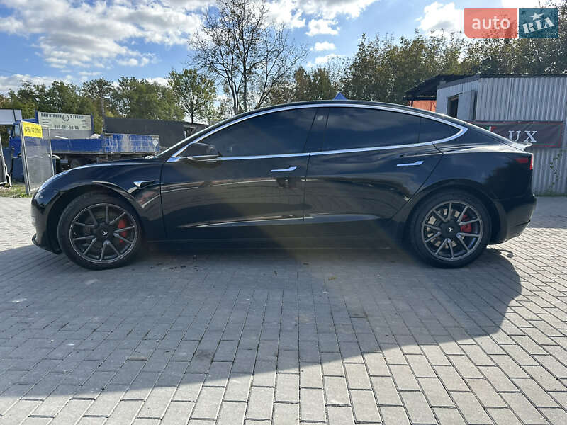 Седан Tesla Model 3 2019 в Чернівцях