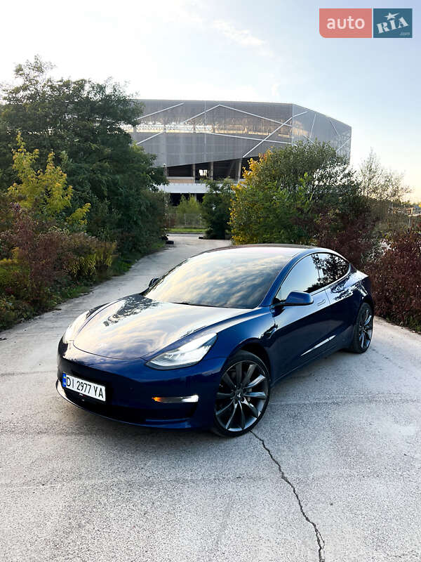 Седан Tesla Model 3 2018 в Львові