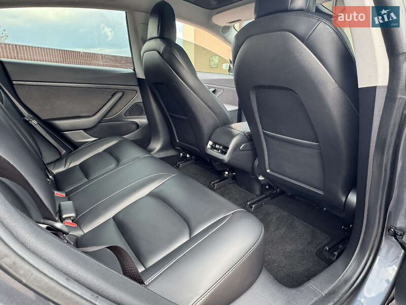 Седан Tesla Model 3 2020 в Львове