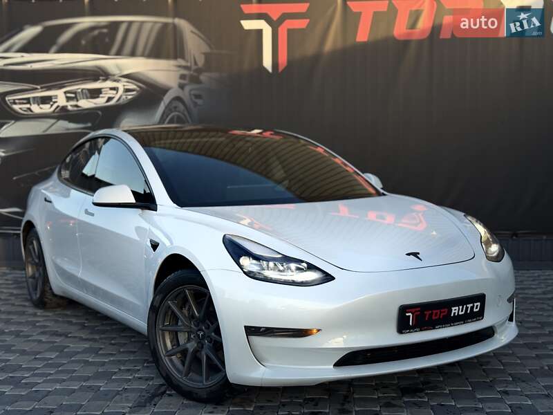 Седан Tesla Model 3 2023 в Львове