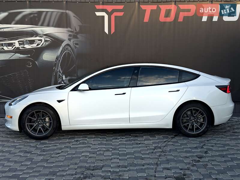 Седан Tesla Model 3 2023 в Львове