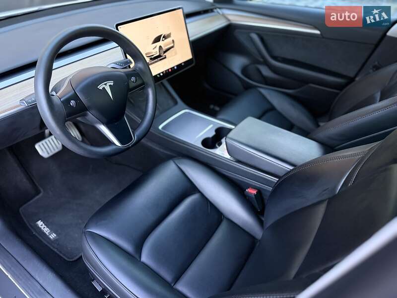 Седан Tesla Model 3 2023 в Львове