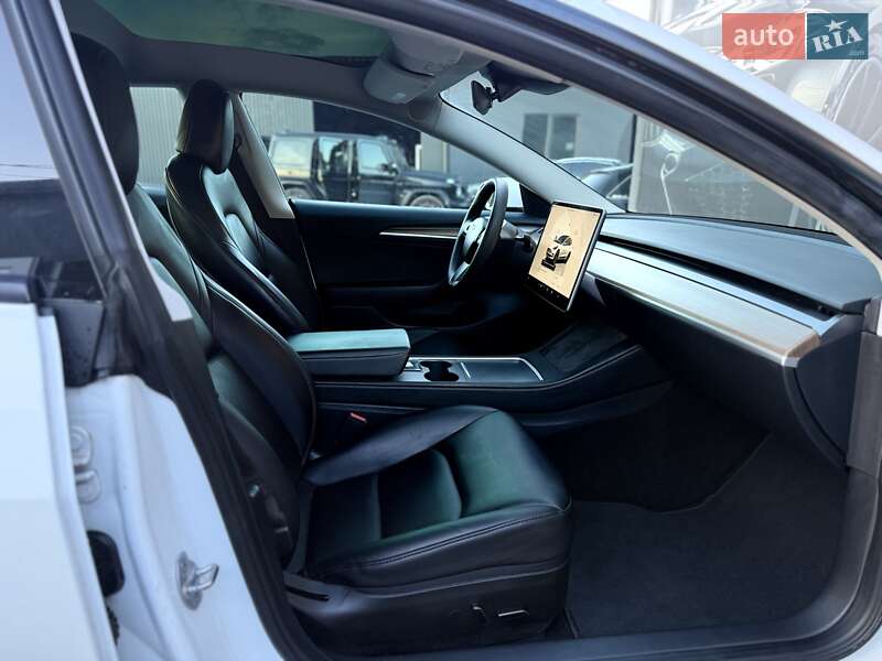 Седан Tesla Model 3 2023 в Львове