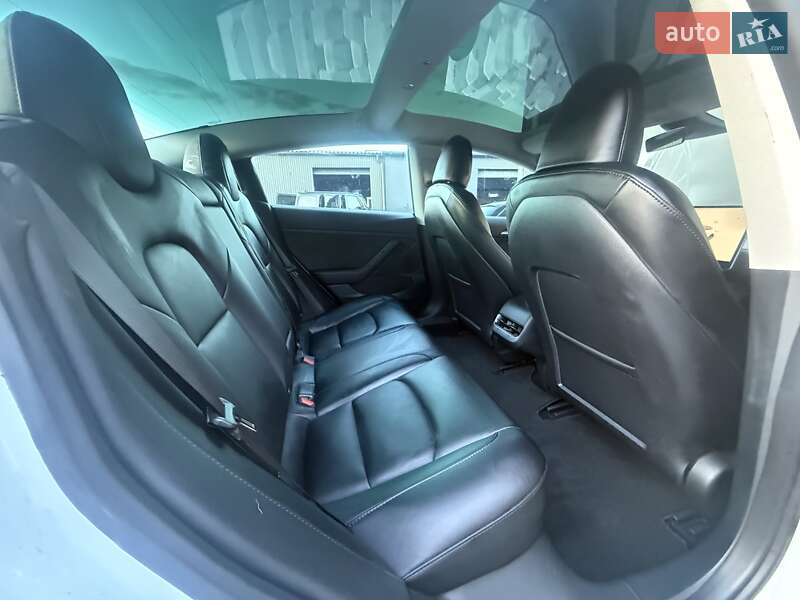 Седан Tesla Model 3 2023 в Львове