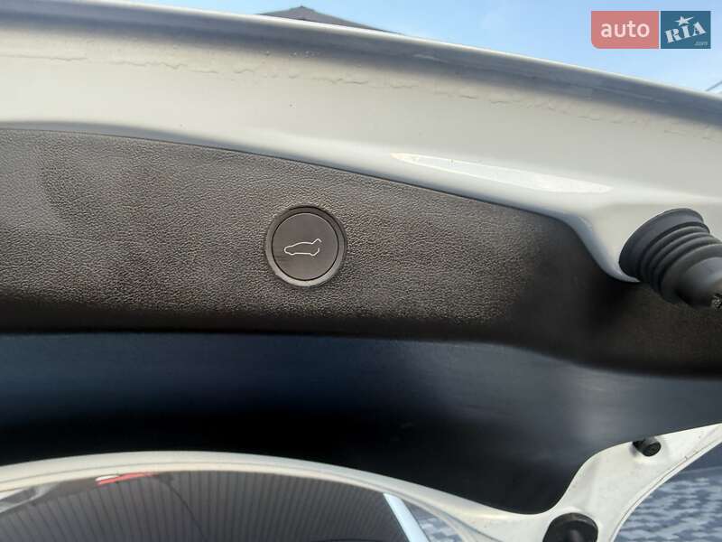 Седан Tesla Model 3 2023 в Львове