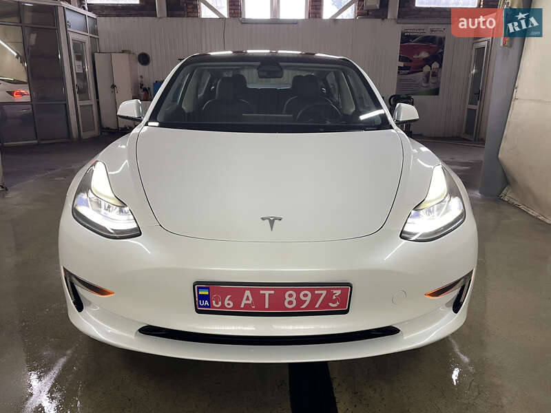 Седан Tesla Model 3 2023 в 