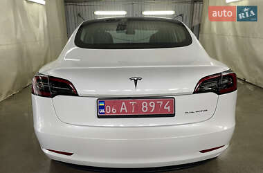 Седан Tesla Model 3 2023 в 