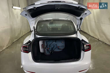 Седан Tesla Model 3 2023 в 