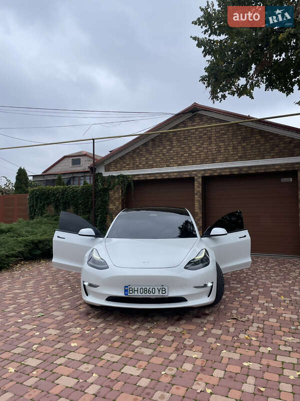 Седан Tesla Model 3 2021 в 