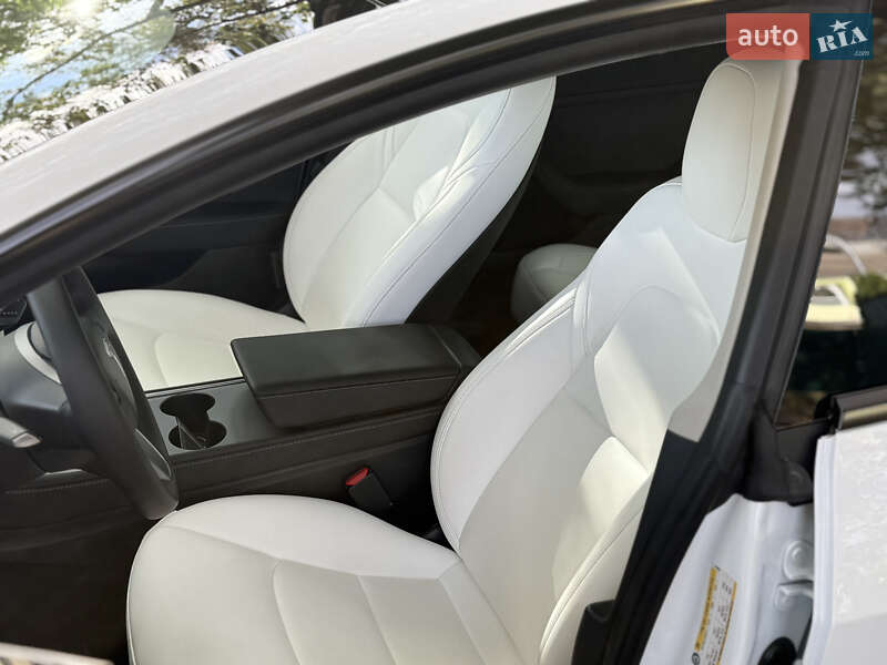 Седан Tesla Model 3 2022 в Дубні