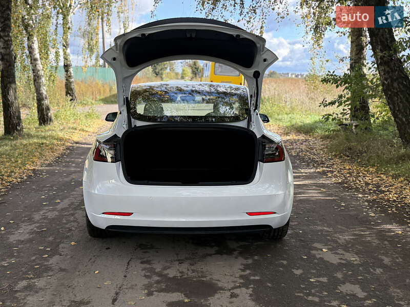 Седан Tesla Model 3 2022 в Дубні