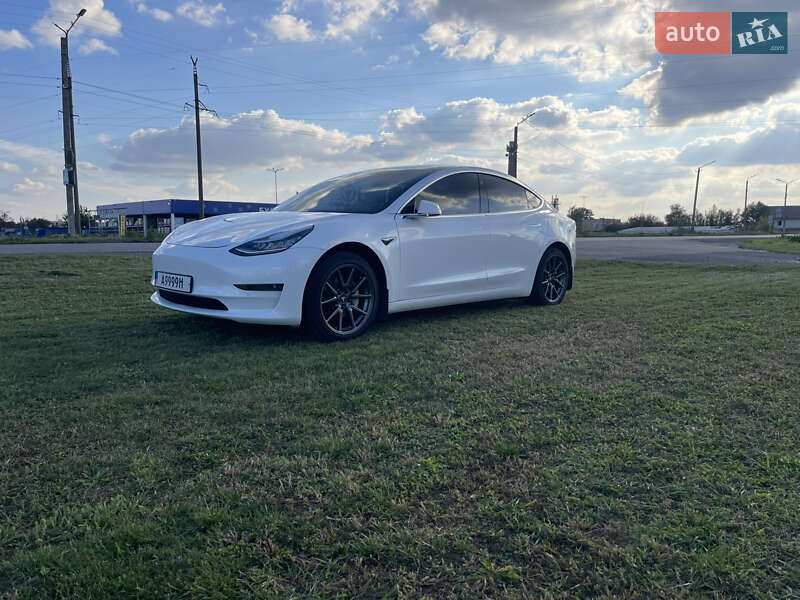 Седан Tesla Model 3 2020 в Нововолынске
