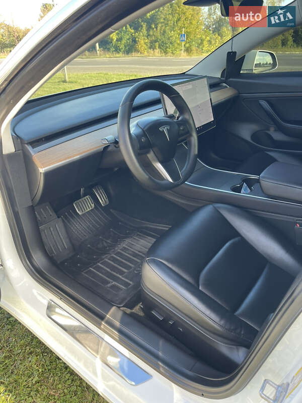 Седан Tesla Model 3 2020 в Нововолынске