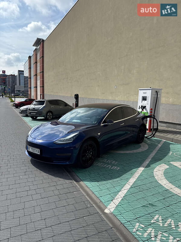 Седан Tesla Model 3 2018 в Львове