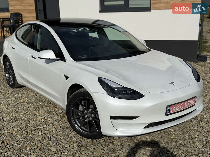Седан Tesla Model 3 2023 в Стрию