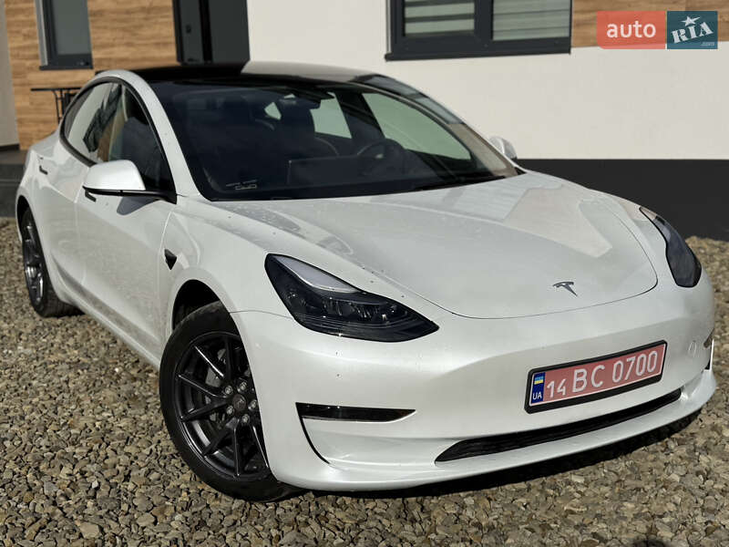 Седан Tesla Model 3 2023 в Стрию