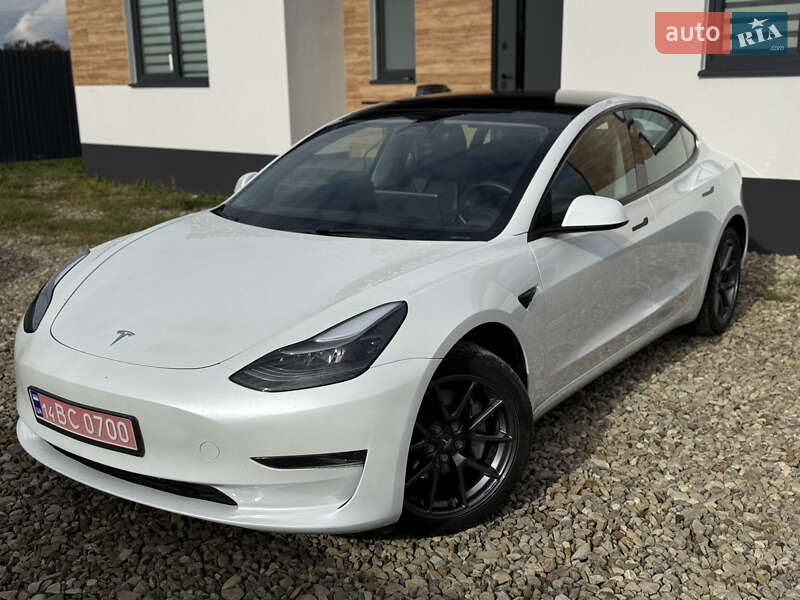 Седан Tesla Model 3 2023 в Стрию