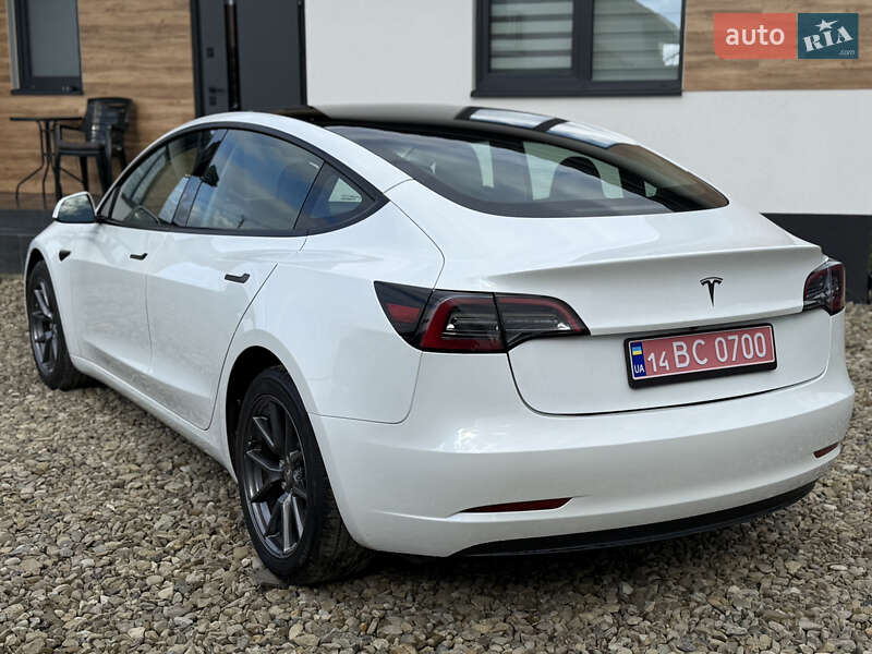 Седан Tesla Model 3 2023 в Стрию