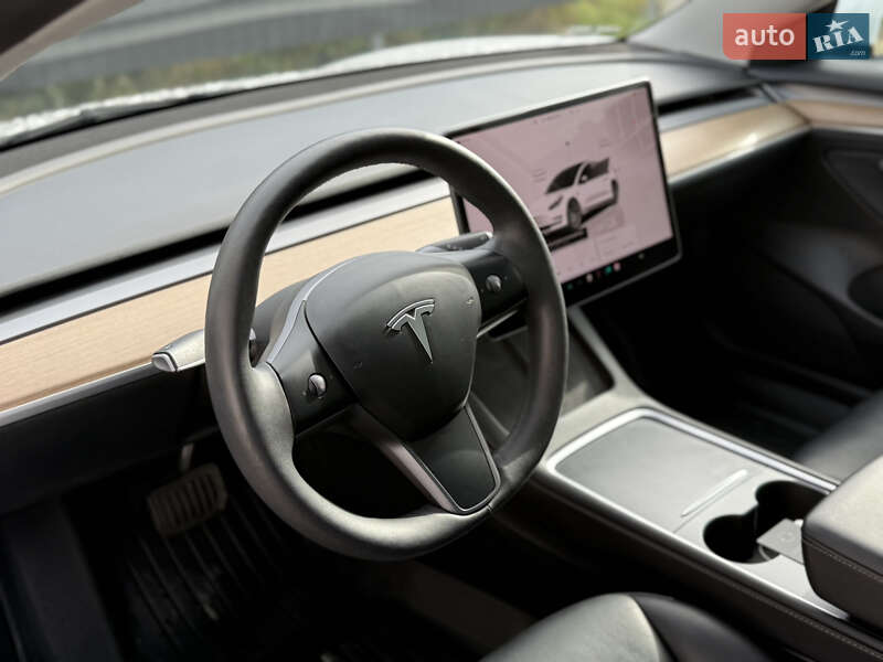 Седан Tesla Model 3 2023 в Стрию